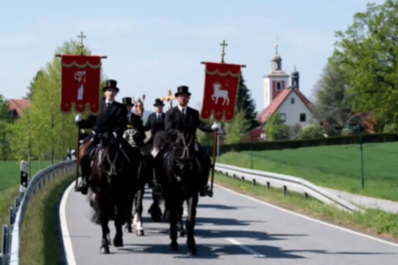 Osterreiter in der Lausitz: 500-jährige Tradition zieht erneut Tausende an