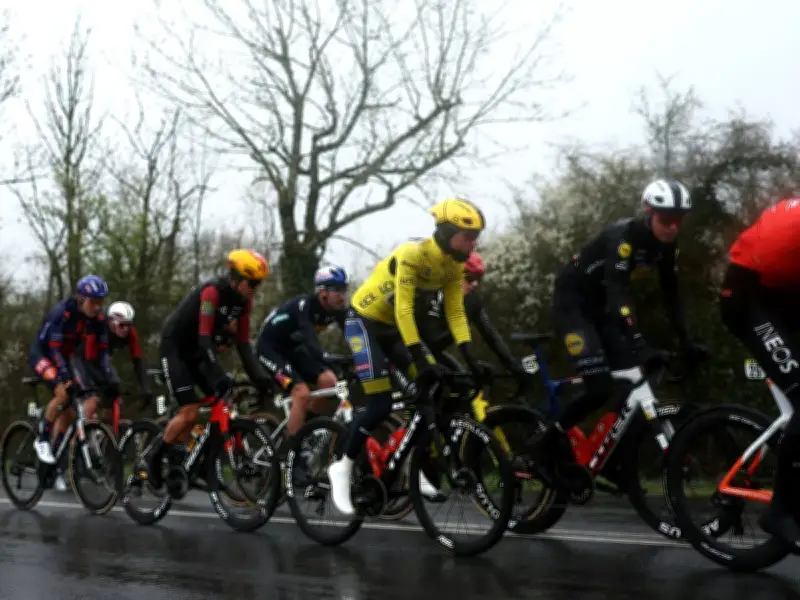 Paris-Nizza: Gesamtführender Ayuso nach Sturz auf Etappe vier ausgeschieden