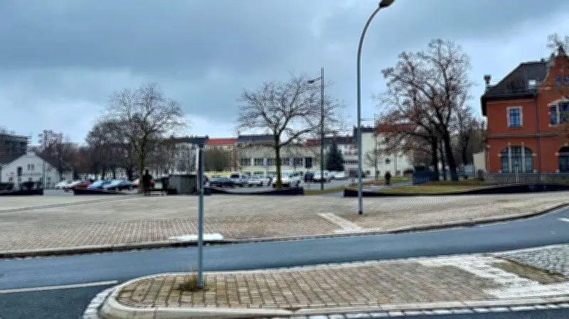 Parkplatz-Krise in Zeitz: Schulcontainer auf Schützenplatz kosten 140 Stellplätze