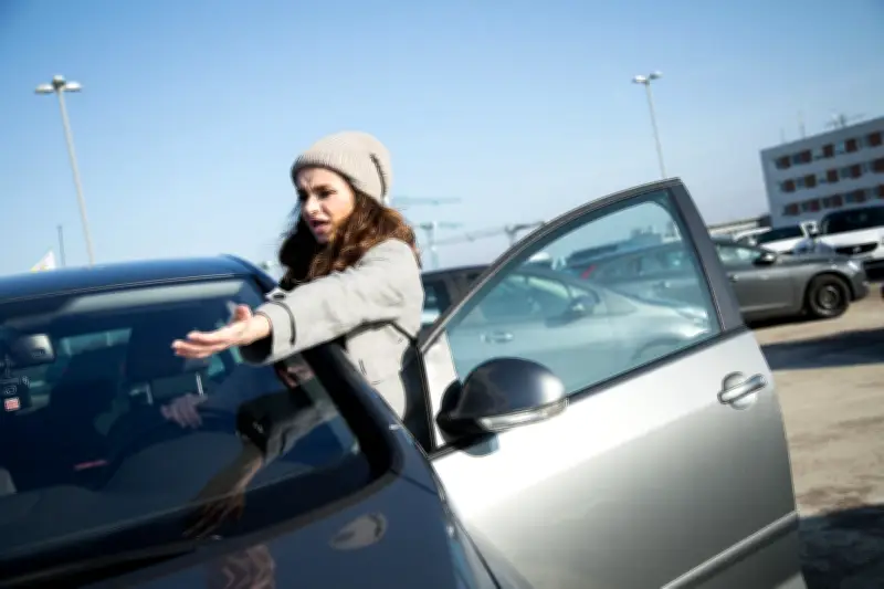 Parkplatzunfall vor Gericht: Wer haftet beim Rückwärtsfahren?