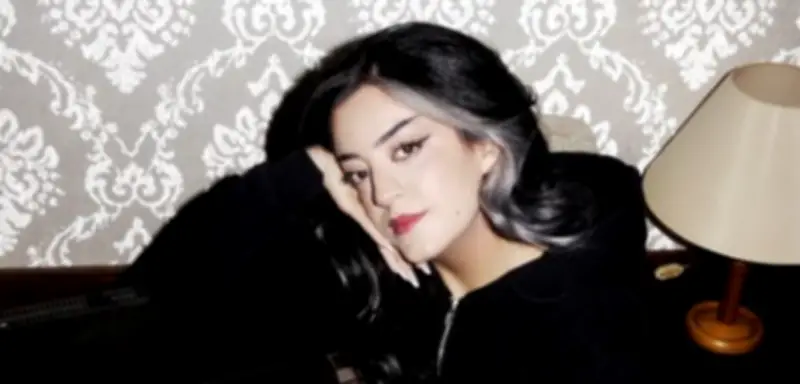 Parshad Esmaeili: Von TikTok-Star zu innerer Einsamkeit in neuem Buch