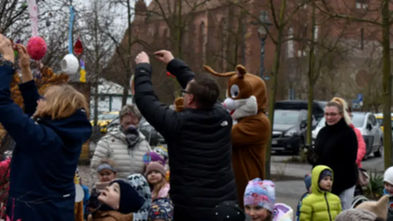 Pasewalker Kinder verwandeln Osterstrauch in farbenfrohes Kunstwerk auf dem Marktplatz