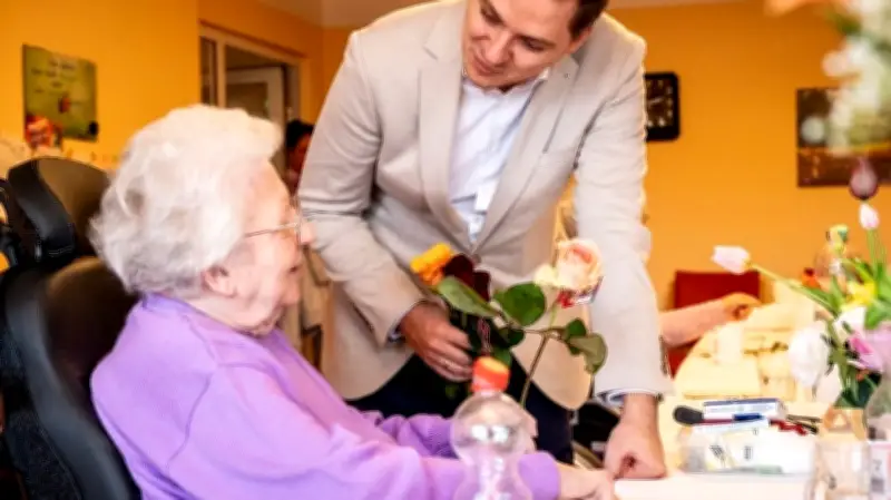 Patrick Dahlemann überrascht Frauen in Pflegeheimen mit Rosengrüßen zum Frauentag
