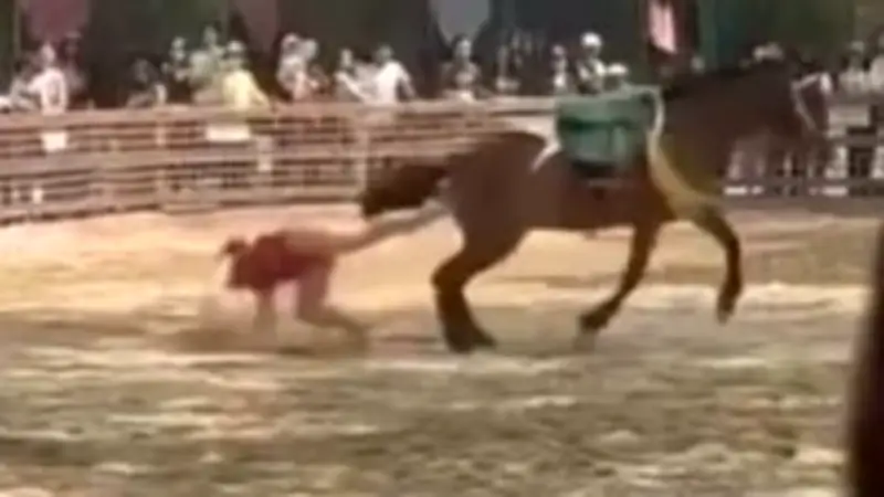 Pferd dreht bei Rittertheater durch: Reiterin wird gefährlich durch Arena geschleift