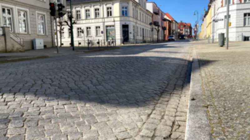Pflastersteine in Neustrelitz: Politik entscheidet für Wiederverwendung und spart 100.000 Euro