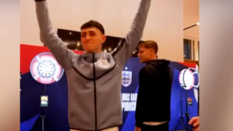 Phil Foden zeigt Darts-Talent: England-Star spielt auf Weltklasse-Niveau