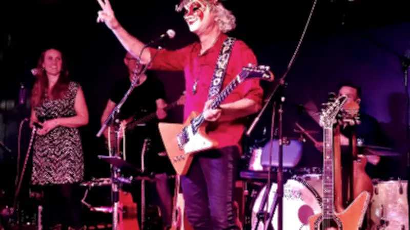 Pingo Schlüter feiert CD-Premiere „Alles schick“ mit Strafsache Doktor Schlüter im Digital Garden