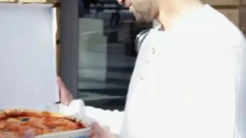 Pizza statt Pokal: Nils Petersen schenkt Vince Grifo Margherita nach Rekordtor