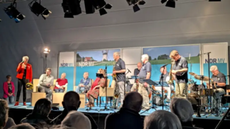 Plattdeutsche Radioshow begeistert in Loitz: Über 250 Gäste bei Live-Aufzeichnung der „Plappermoehl“