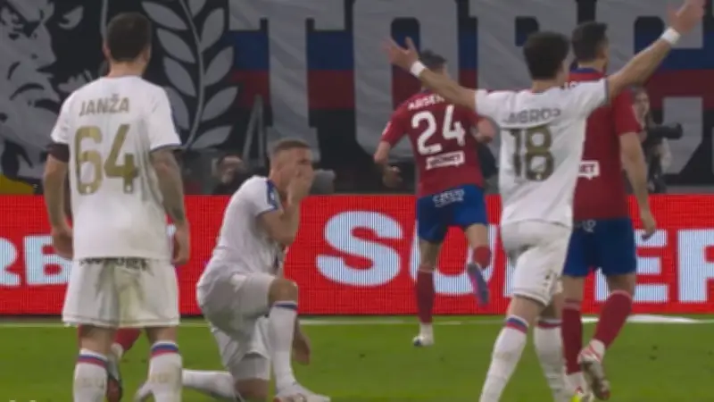 Podolski-Ausraster nach nur zwei Minuten: Rote Karte im entscheidenden Moment