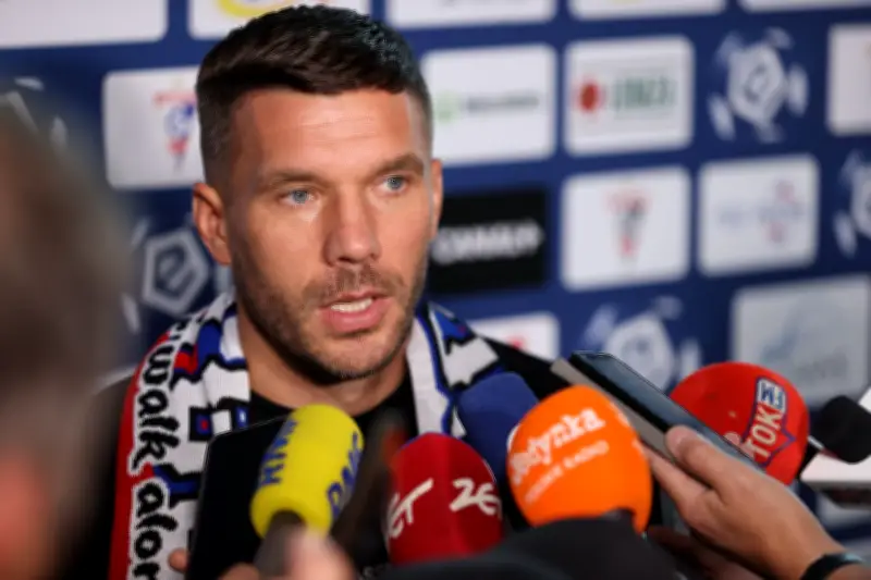 Podolski sieht nach nur zwei Minuten Rot: Tätlichkeit gegen Rakow-Spieler