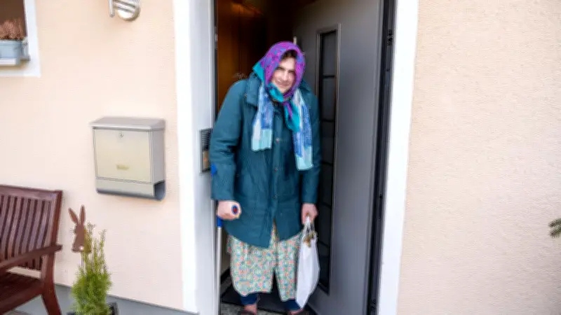 Polizei begeistert: Felix (21) trickst Trickbetrüger als verkleidete Oma aus