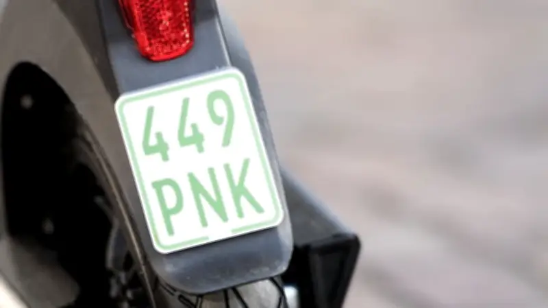 Polizei Dessau ermittelt: Grünes Moped-Kennzeichen schwarz übermalt - Urkundenfälschung