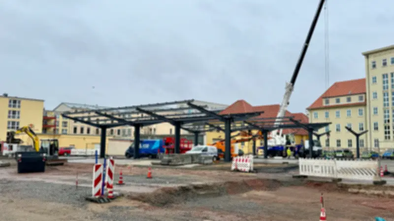 Polizei Dessau startet Pilotprojekt: Umstieg auf E-Autos mit Solaranlage am Revierhof