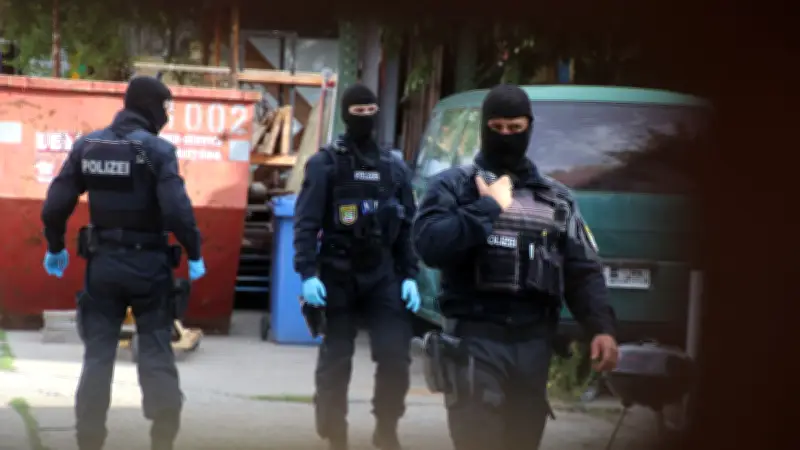 Polizei durchsucht Firmengelände in Halle-Ost: Verdacht auf illegale Waffengeschäfte