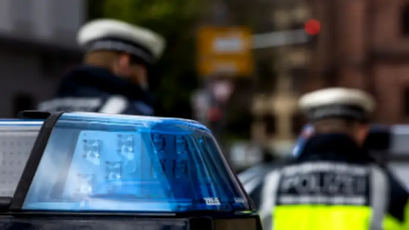 Polizei entdeckt gestohlenen Radlader bei Streifenfahrt in Milmersdorf