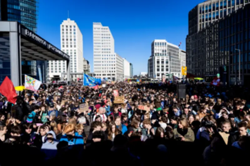 Polizei ermittelt nach Schüler-Demo: Plakat gegen Merz löst Verleumdungsvorwurf aus