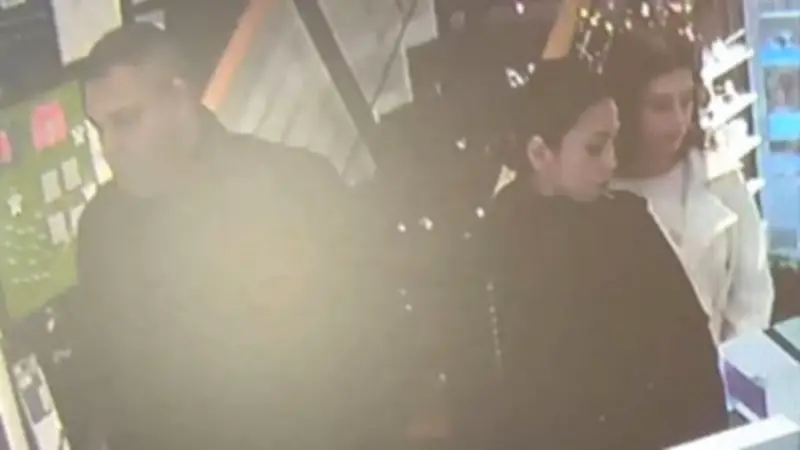 Polizei fahndet mit Fotos nach dreistem Kuli-Trio: Luxus-Stifte im Wert von 4900 Euro gestohlen