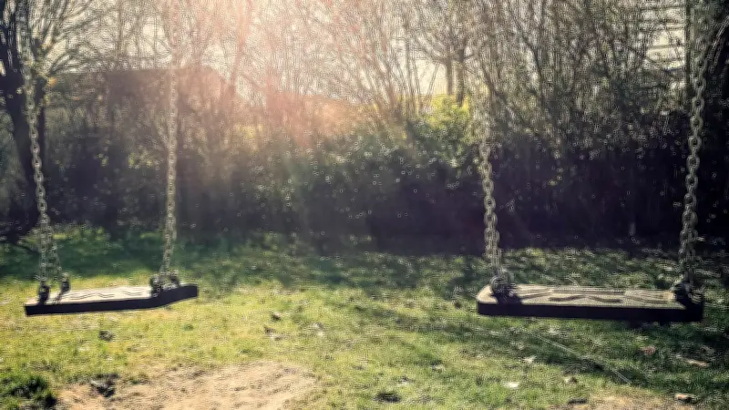 Polizei fahndet nach Hundehalter: Junge (11) auf Spielplatz gebissen