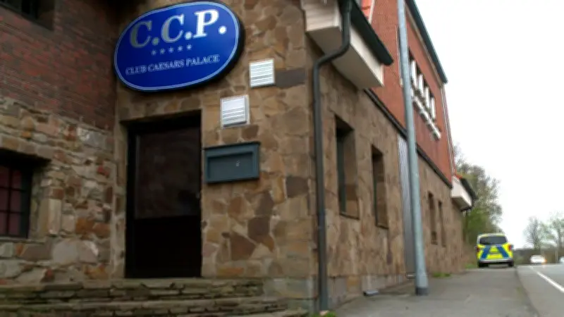 Polizei fahndet nach maskierten Räubern: Swingerclub-Chef gefesselt und ausgeraubt