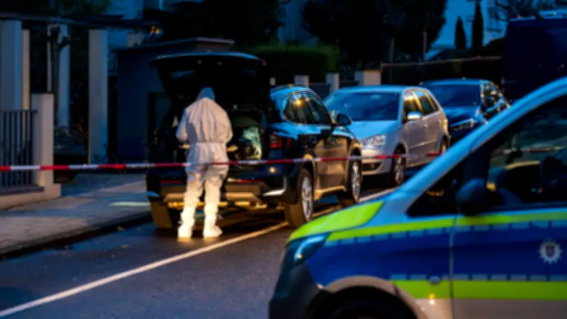 Polizei fahndet nach Opel Astra: 73-Jährige stirbt nach Gewalttat in Wiesbadener Hausflur