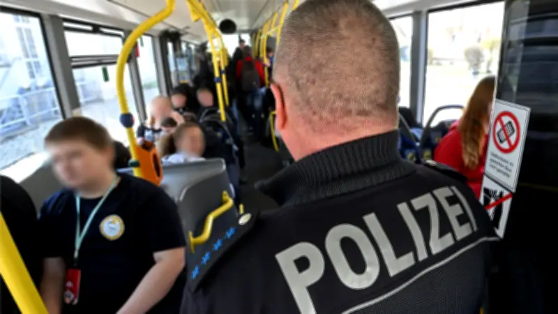 Polizei fährt im Schulbus mit: Prävention gegen Vandalismus und Lärm im Seeland