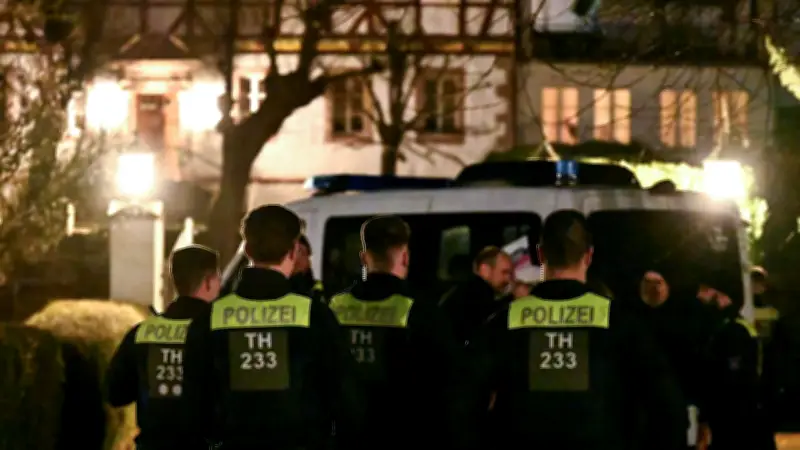 Polizei-Großeinsatz in Fretterode: Spiegel TV-Reporter vor Neonazi-Haus attackiert