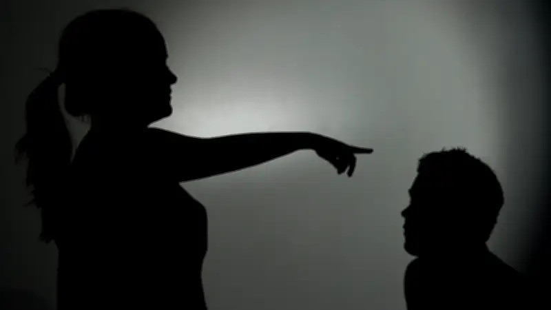 Polizei in Halle verhindert Eskalation bei häuslicher Gewalt im Mehrfamilienhaus