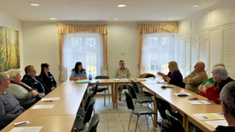 Polizei klärt Senioren über Betrugsmaschen auf: Vorsicht vor gefälschten Anrufen und Haustürtricks