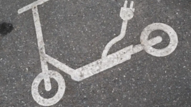 Polizei kontrolliert E-Scooter-Versicherung in Schwedt: 13-Jähriger ohne gültigen Schutz