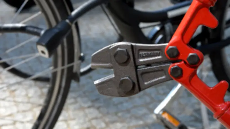 Polizei stellt Fahrraddieb am Bitterfelder Bahnhof mit Bolzenschneider und Messern