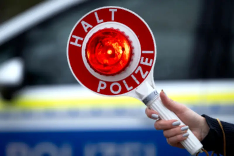 Polizei stoppt alkoholisierten Autofahrer in Zeitz: Fahrverbot und weitere Probleme