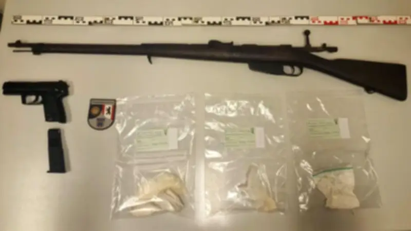 Polizei stoppt Mann mit Langwaffe in Berlin-Charlottenburg – Waffe war entmilitarisiert