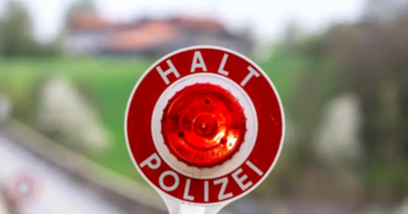 Polizei stoppt Paar mit Kindern im Kofferraum auf der A3 - Siebenköpfige Familie in Fünfsitzer