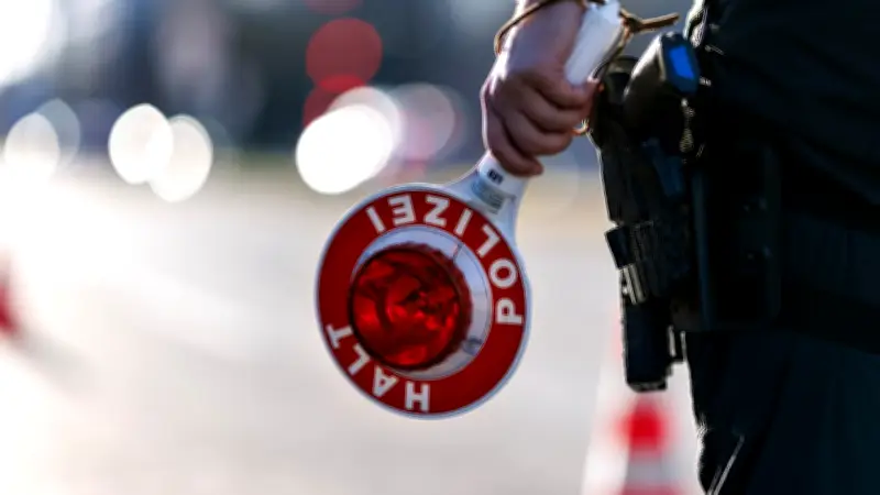 Polizei stoppt zwei Autos auf A3: Kinder ungesichert im Kofferraum unterwegs