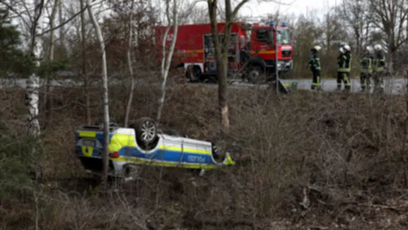 Polizei-Streifenwagen bei Verfolgungsjagd in Bienenbüttel verunglückt: Zwei Beamte verletzt