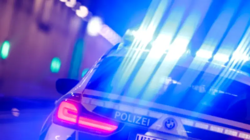 Polizei sucht Mann mit Halbglatze: Unbekannter missbraucht Pony in Lübecker Stall