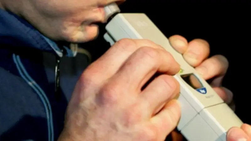 Polizeikontrolle auf A14: Alkoholisierter Lkw-Fahrer touchiert Leitplanke bei Bernburg