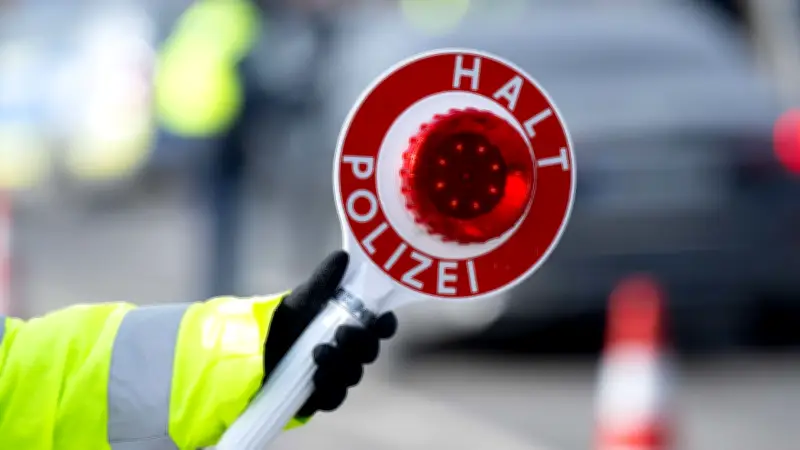 Polizist bei Verkehrskontrolle in Bayern von Auto frontal erfasst - 29-Jähriger verletzt