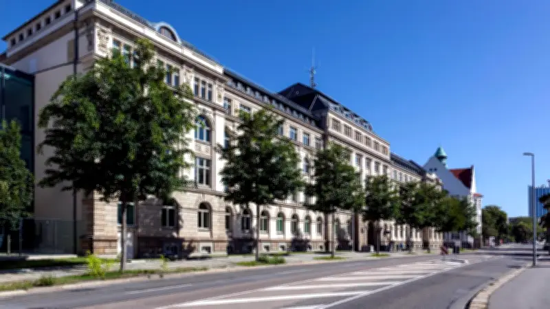 Polizist lockt Minderjährige auf Parkplatz: Trotz Verurteilung erhält er volle Pension