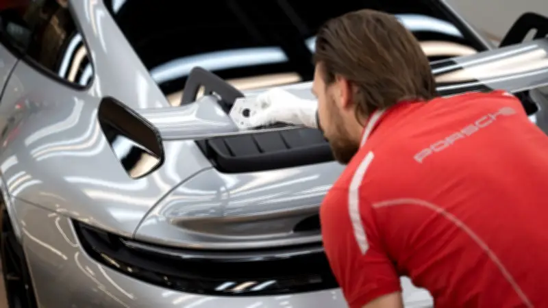 Porsche kündigt weiteren Stellenabbau an: Neue Sparrunde unter Chef Michael Leiters