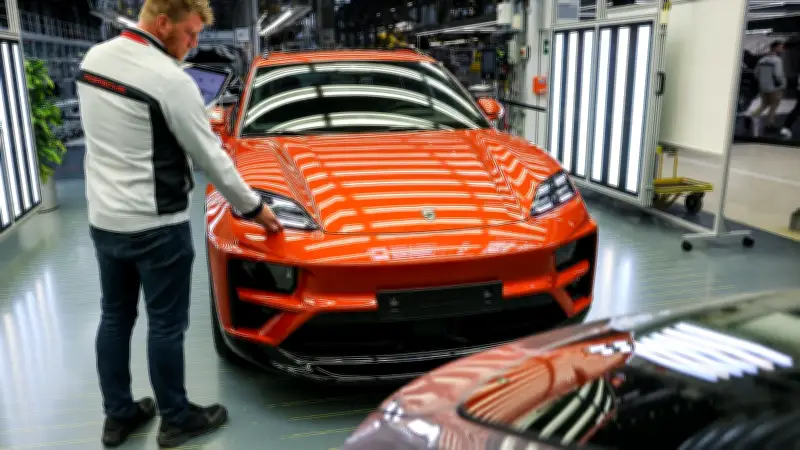 Porsche verschärft Stellenabbau nach massivem Gewinneinbruch - Leipziger Werk in der Warteschleife