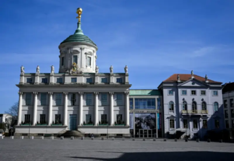 Potsdam Museum ruft zur Foto-Spende auf: Alltagsbilder aus den 1990ern gesucht