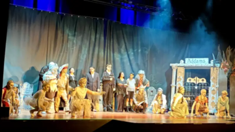 Premiere der „Addams Family“ in Weißenfels: Kulturphönix begeistert mit ausverkauftem Musical