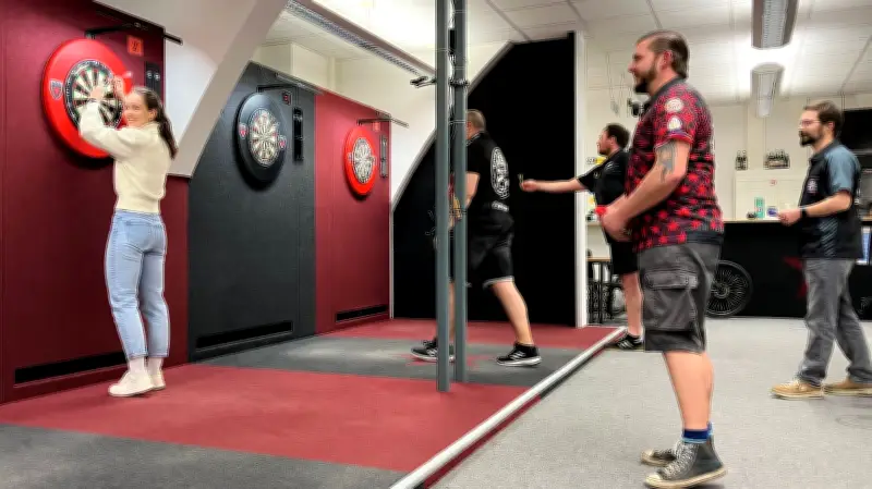 Premiere in Halle: Erste Stadtmeisterschaft im Darts lockt Teilnehmer und Fans