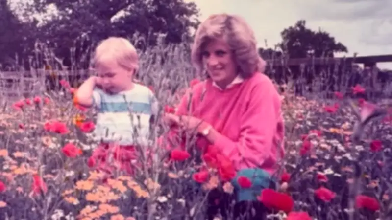 Prinz William teilt unveröffentlichtes Foto mit Diana zum britischen Muttertag
