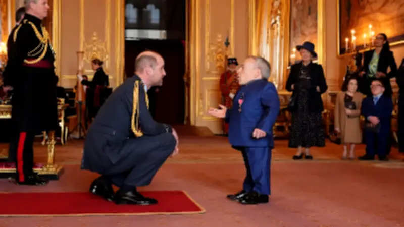Prinz William verleiht Warwick Davis den Order of the British Empire für Engagement