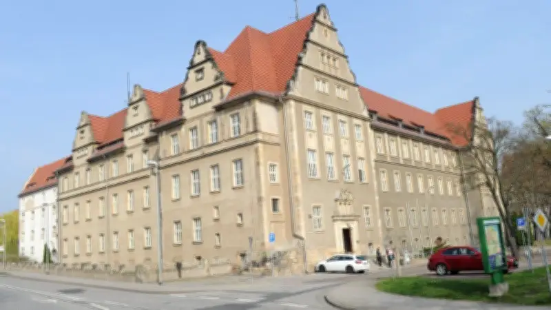 Prozess in Eisleben: 46-Jähriger wegen Betrugs mit Goldmünzen und Uhren vor Gericht