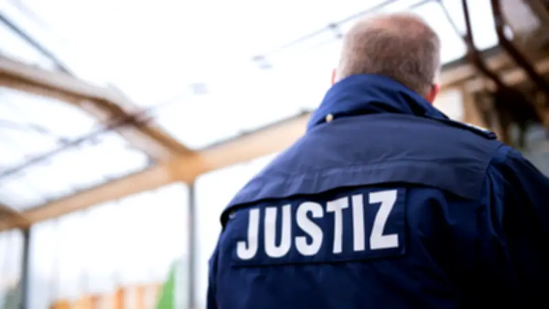 Prozess in München: Gefängniswärter tritt nackte Insassin in Intimbereich