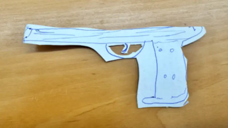 Prozess um tödlichen Kleingarten-Schuss: Papier-Pistole als Beweismittel im Mordfall